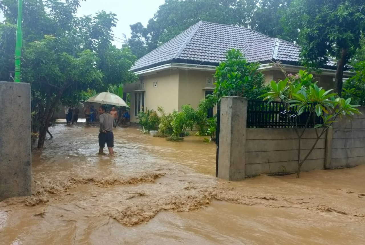 Bupati Lombok Barat Instruksikan Jajarannya Bantu Korban Banjir - GenPI.co NTB