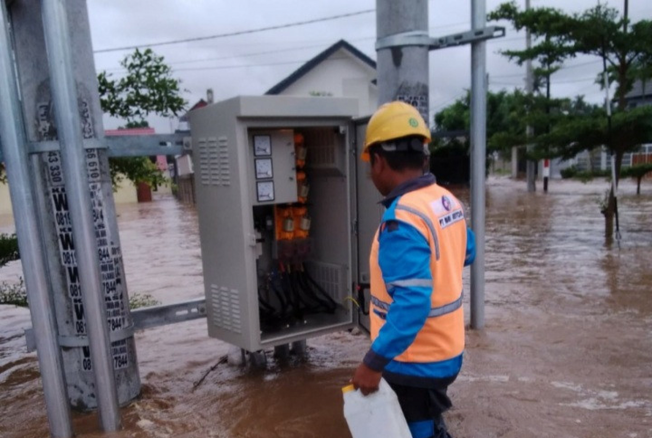 PLN Amankan Kelistrikan Puluhan Ribu Korban Banjir - GenPI.co NTB