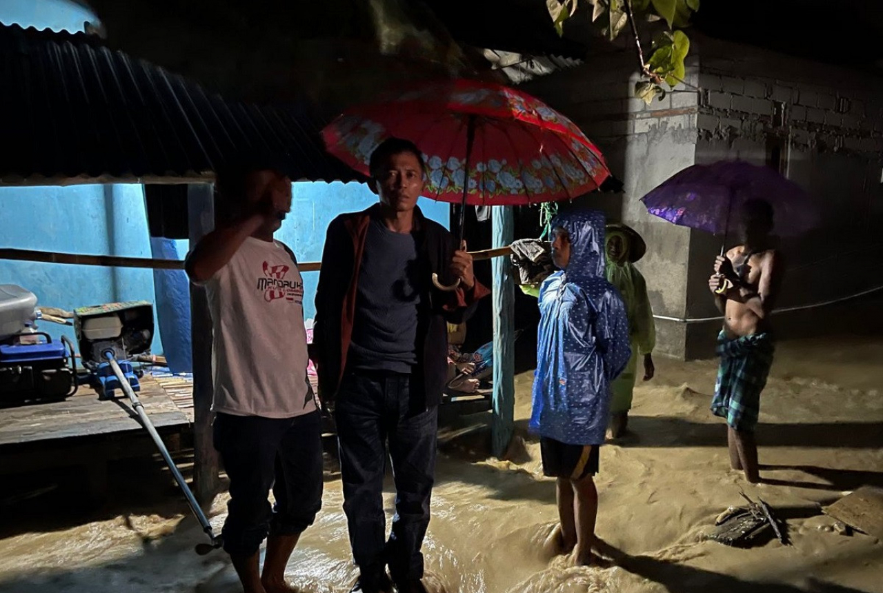 Rumah Terendam Banjir, Ratusan Warga Kuta Loteng Mengungsi - GenPI.co NTB