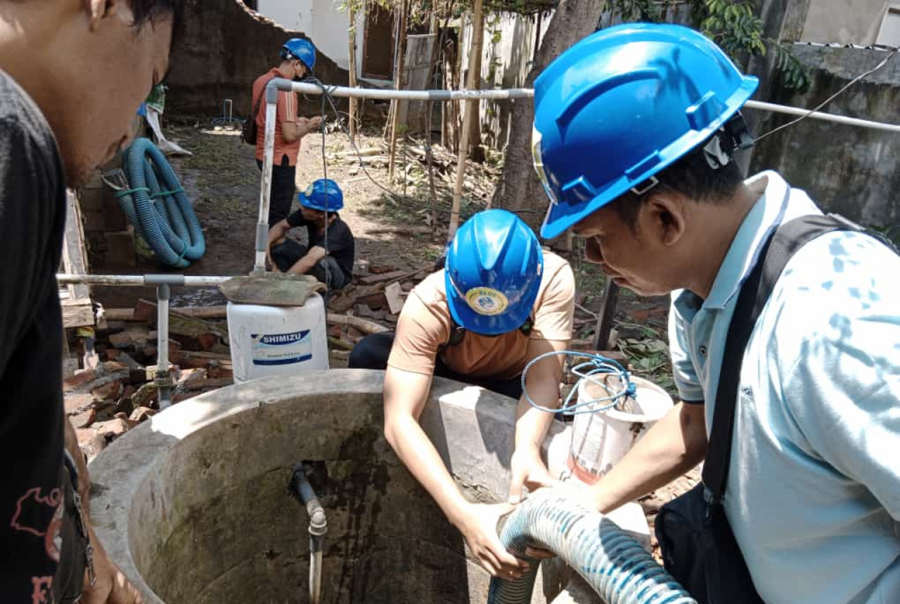 Blue Helmet Bergerak Sedot Lumpur Bekas Banjir - GenPI.co NTB