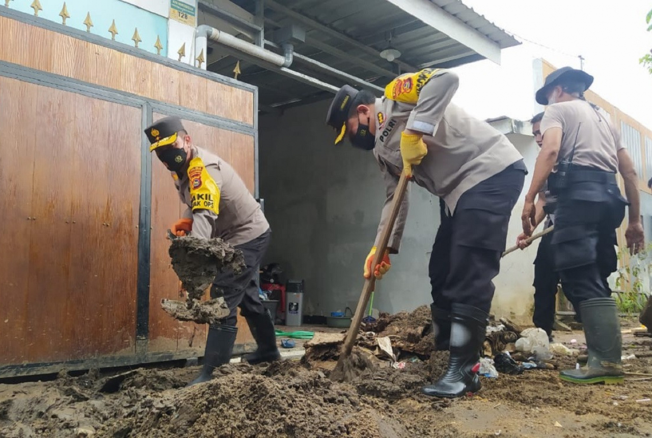 PLN NTB Bantu Sembako Korban Banjir Lobar - GenPI.co NTB