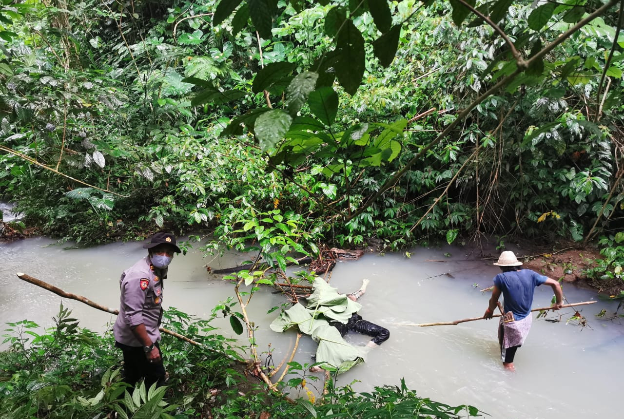 Mayat Lelaki Ditemukan Mengambang di Sungai - GenPI.co NTB
