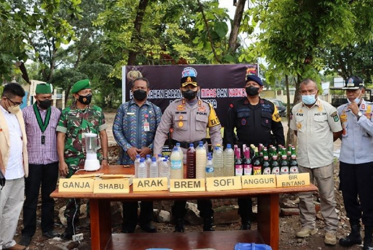 Polres Bima Kota Musnahkan Ribuan Botol Miras, Sabu dan Ganja - GenPI.co NTB