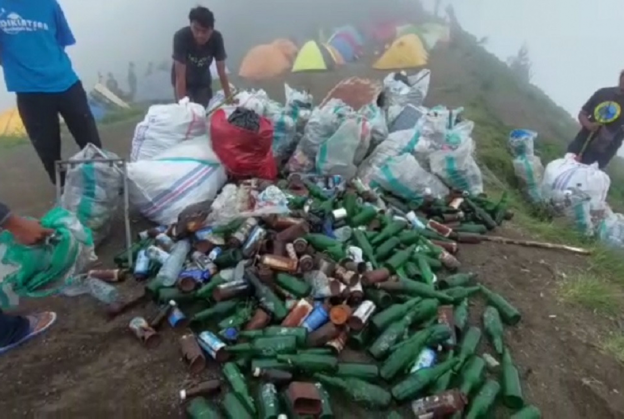 Ya Tuhan, Ratusan Botol Miras Berserakan di Gunung Rinjani - GenPI.co NTB