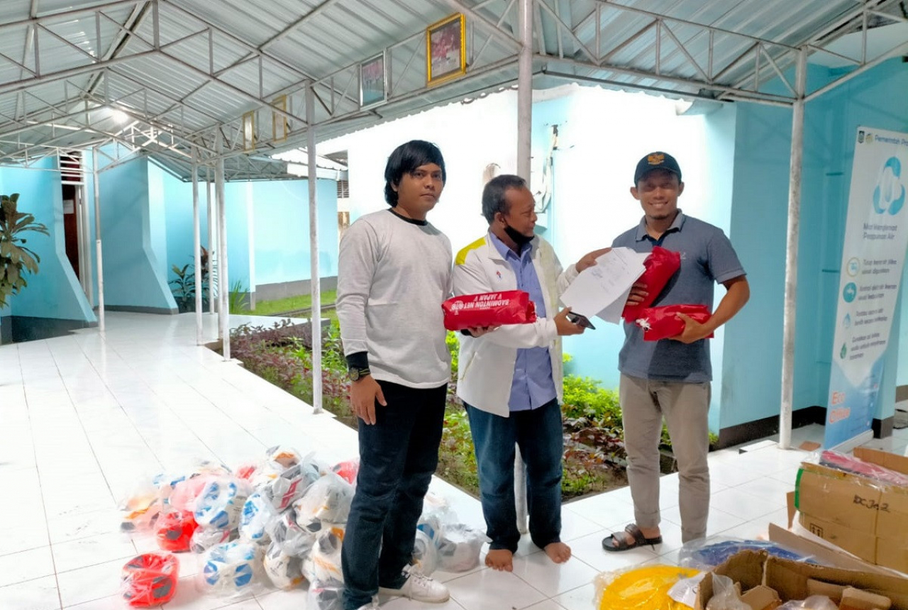 Desa Lantan Loteng Terima Alat Olahraga dari Kemenpora - GenPI.co NTB