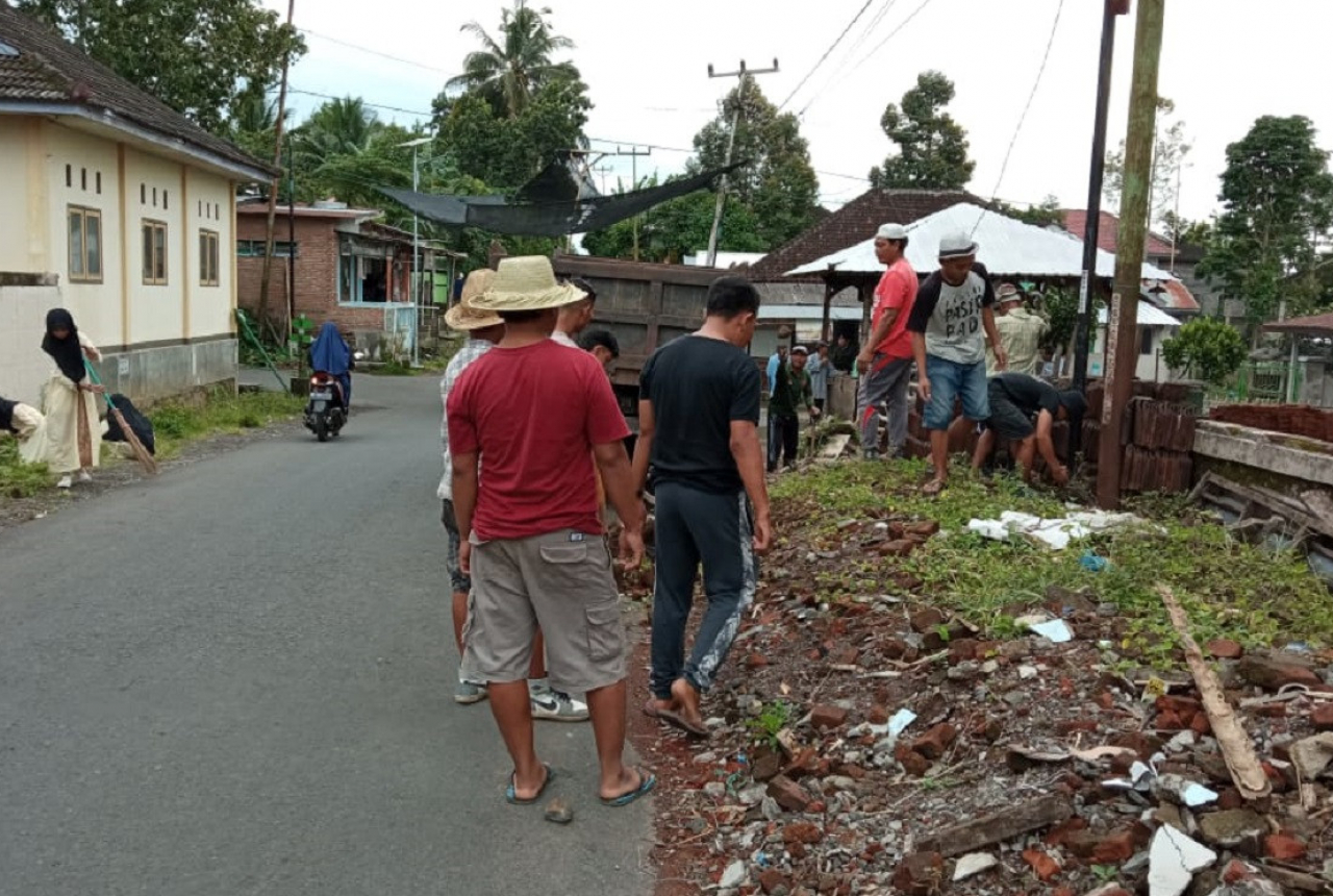 Polisi di Kopang Lombok Tengah Turun Gotong Royong dengan Warga - GenPI.co NTB