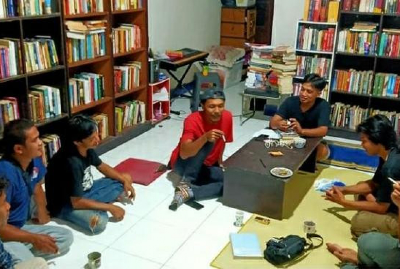 Seru, Bedah Buku Bersama Komunitas Teman Baca - GenPI.co NTB