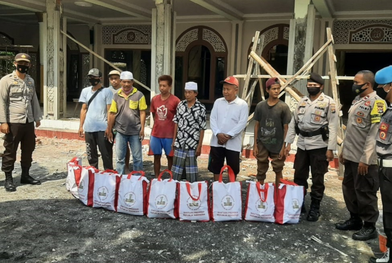 Mantap! Polres Lombok Tengah Salurkan Bantuan Presiden Jokowi - GenPI.co NTB