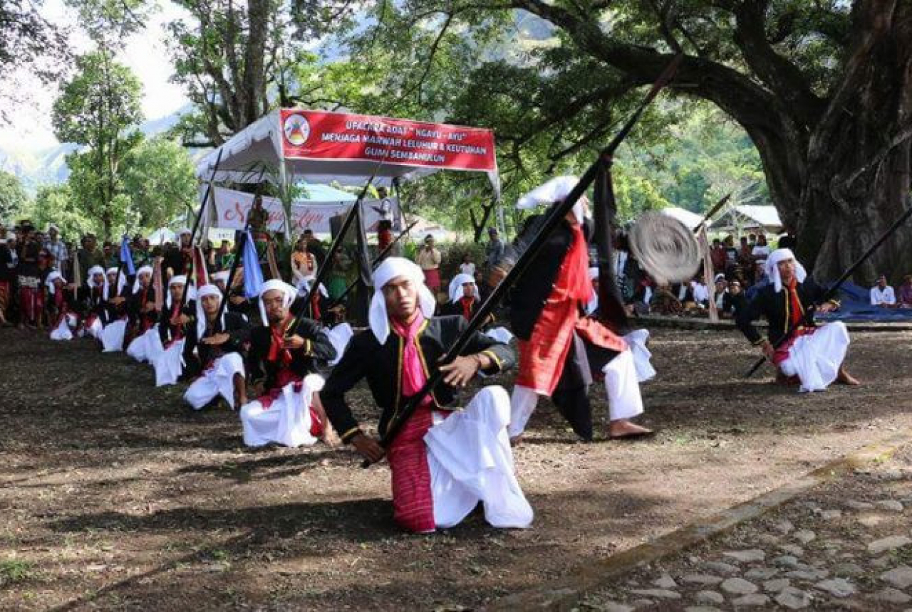 Tandang Mendet, Tarian Sakral dari Pulau Lombok - GenPI.co NTB