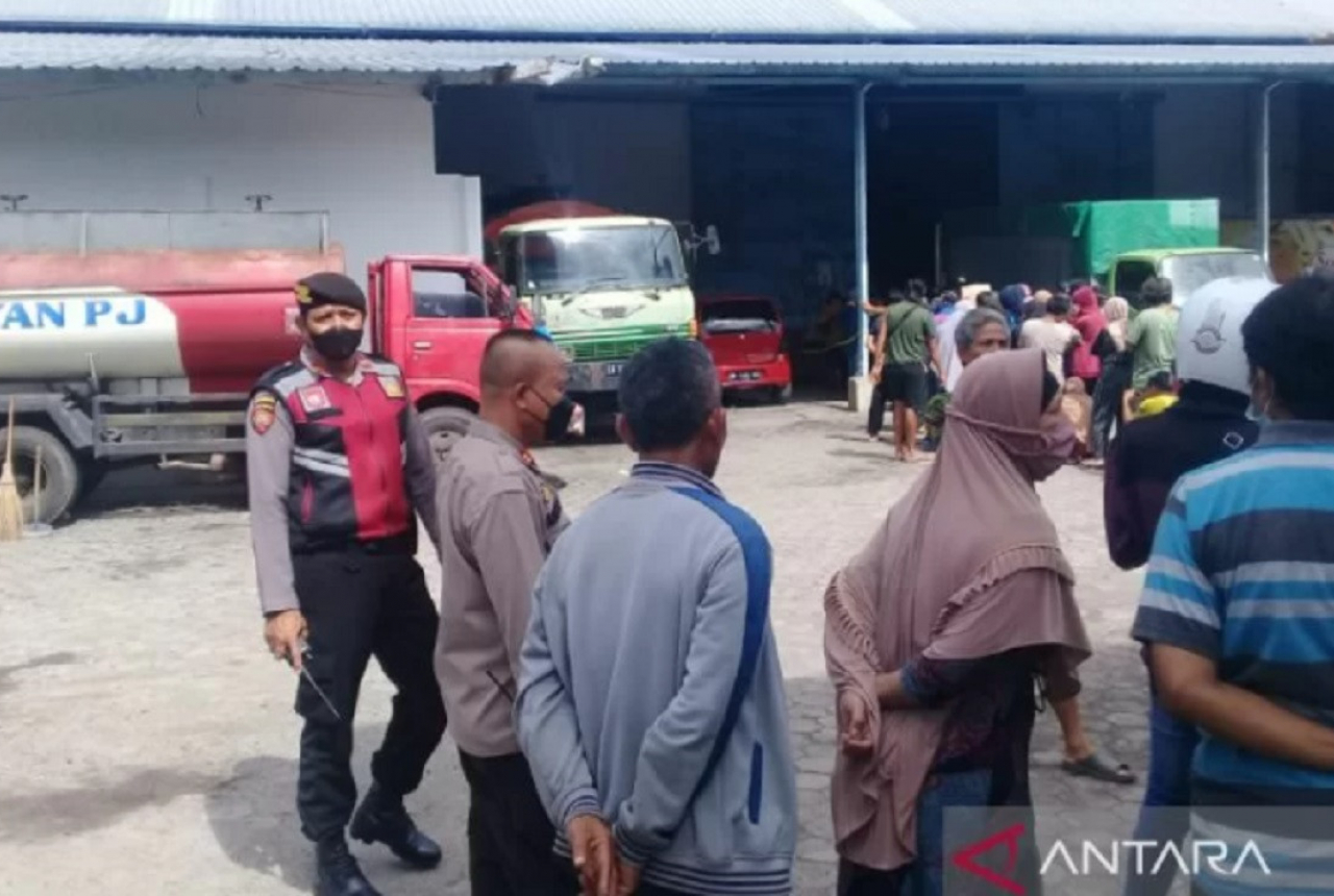 Polisi Kawal Warga di Mataram Beli Minyak Goreng Curah, Kenapa? - GenPI.co NTB