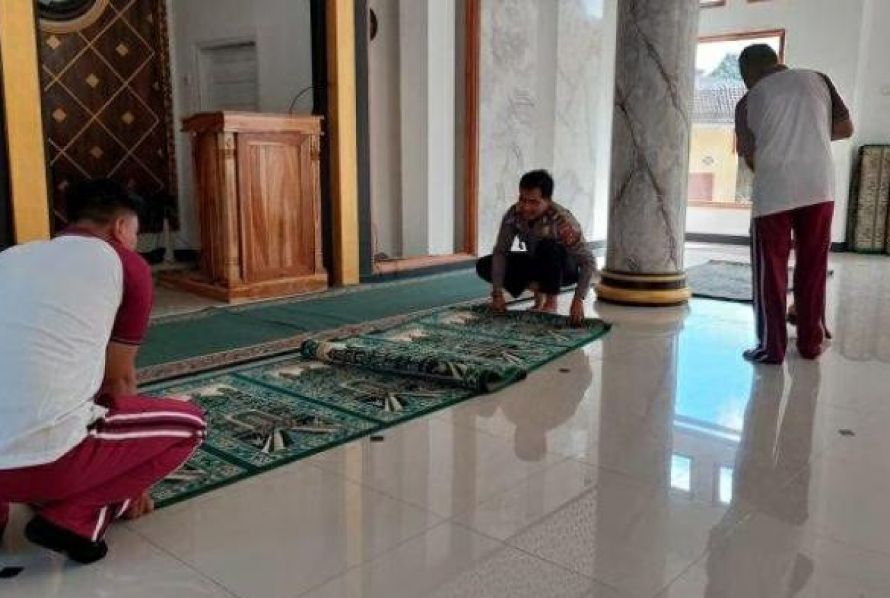 Patut Ditiru, Polres Lobar Sambut Ramadan dengan Bersih Masjid - GenPI.co NTB