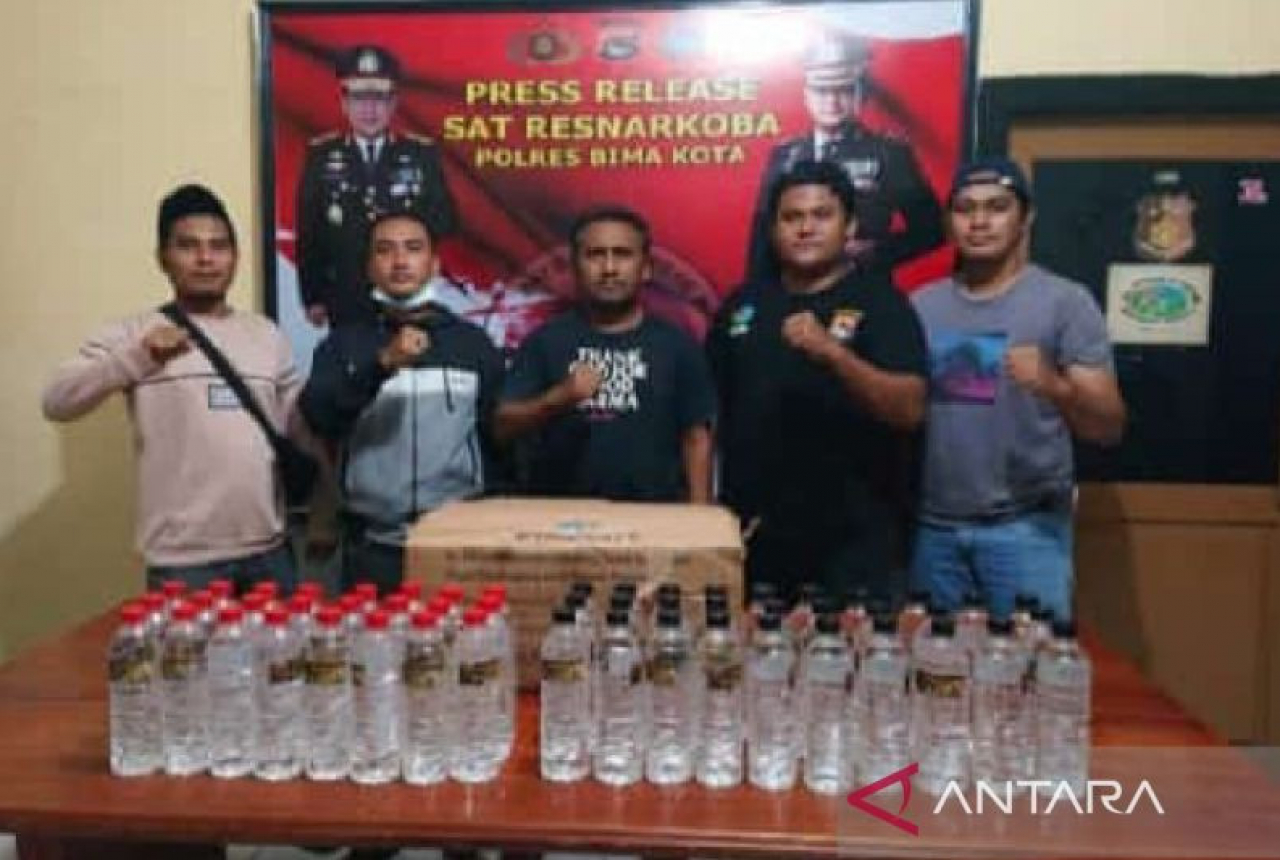 Tim Cobra Bravo Polres Bima Kota Sikat Puluhan Botol Miras - GenPI.co NTB