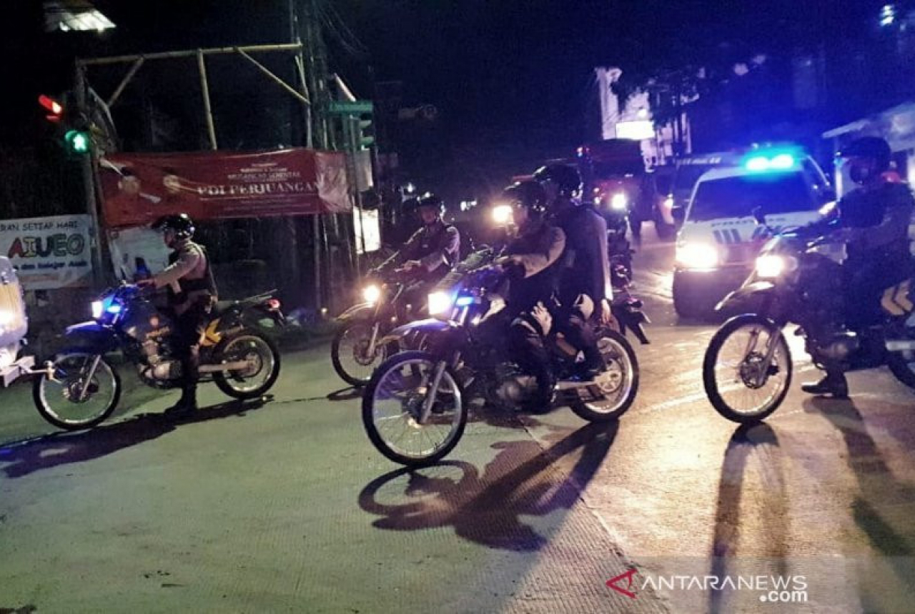 Tutup Akses Jalan Kegiatan Ilegal, Sejumlah Pemuda Diamankan - GenPI.co NTB
