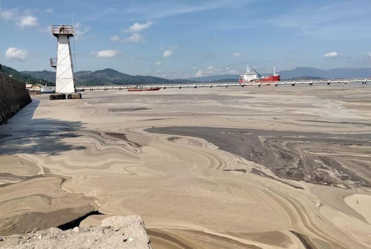 Pantai Amahami Berwarna Coklat, Diduga Limbah Pertamina - GenPI.co NTB