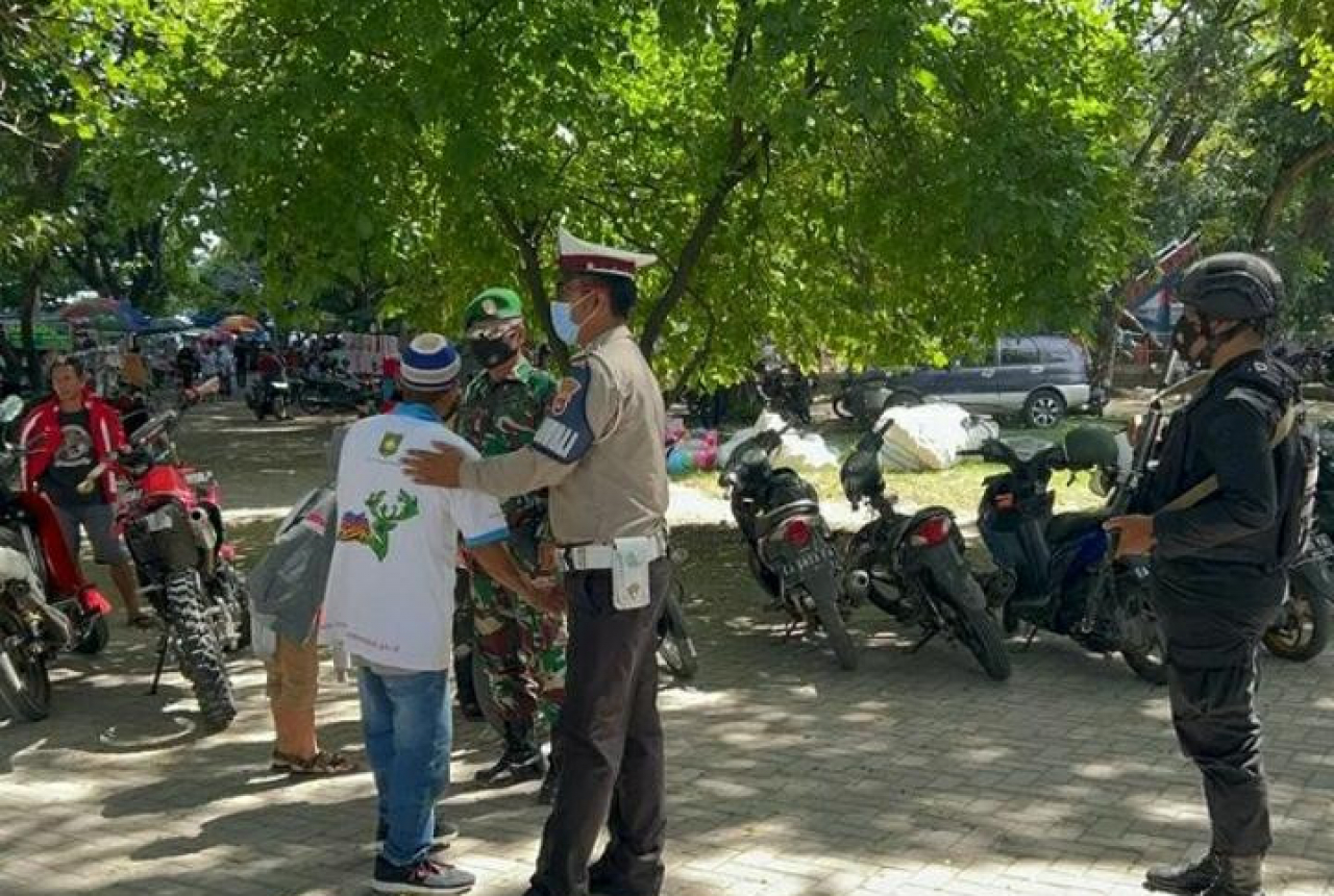 Polres Sumbawa Pantau Tempat Wisata Ingatkan Prokes - GenPI.co NTB
