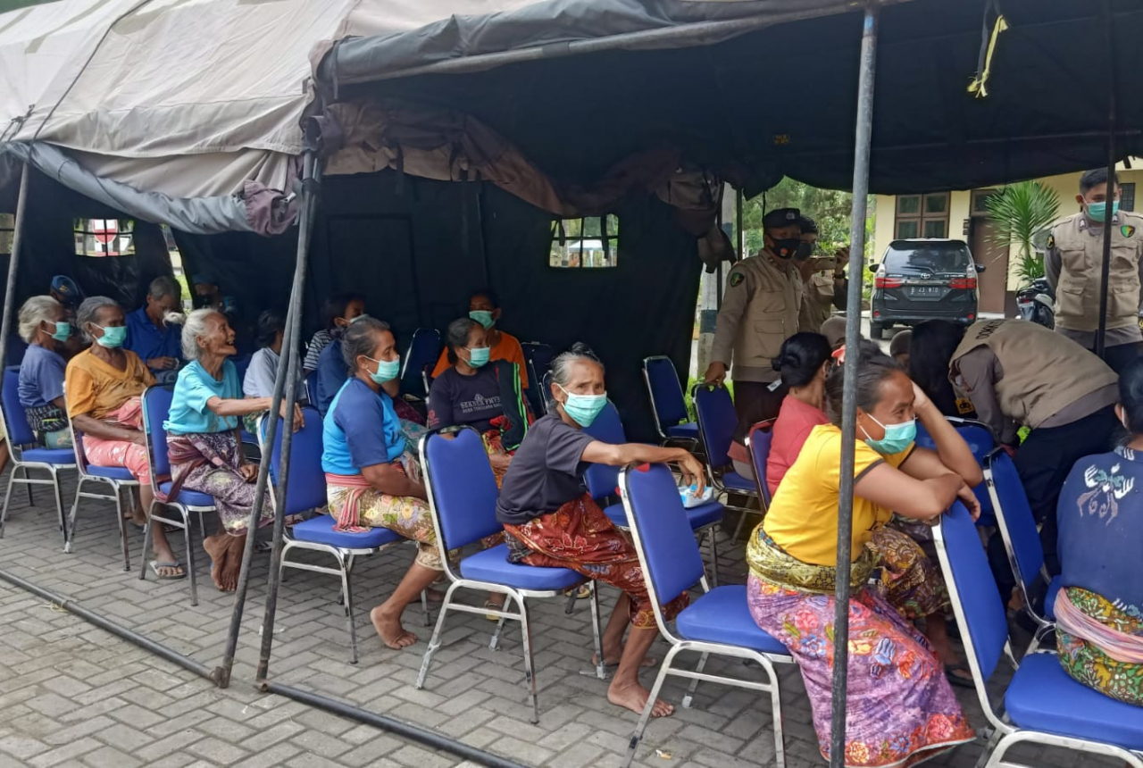 Pengungsi Desa Mareje Dapat Pelayanan Kesehatan dari Polda NTB - GenPI.co NTB