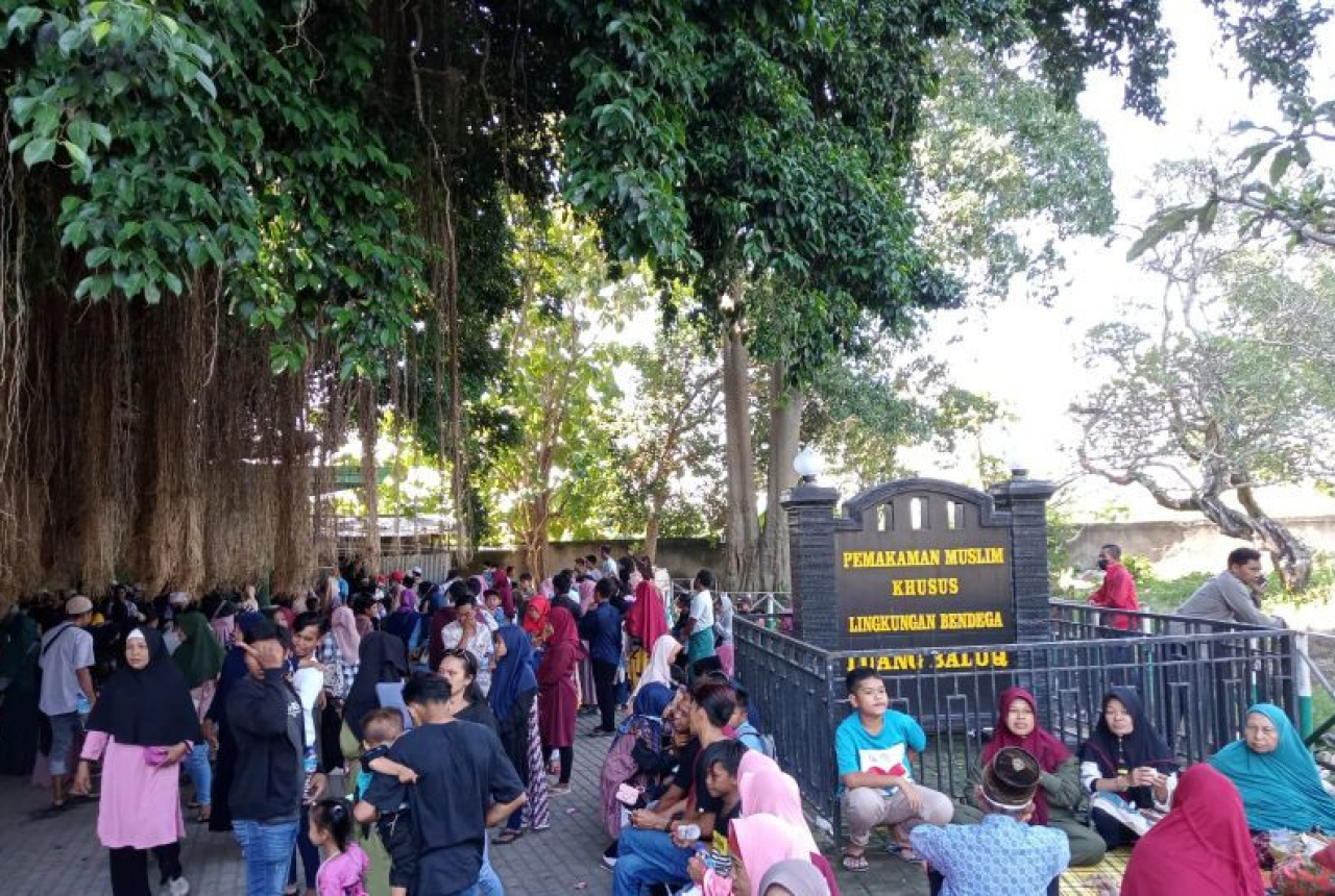 Ribuan Peziarah Padati Makam Loang Baloq Saat Lebaran Ketupat - GenPI.co NTB