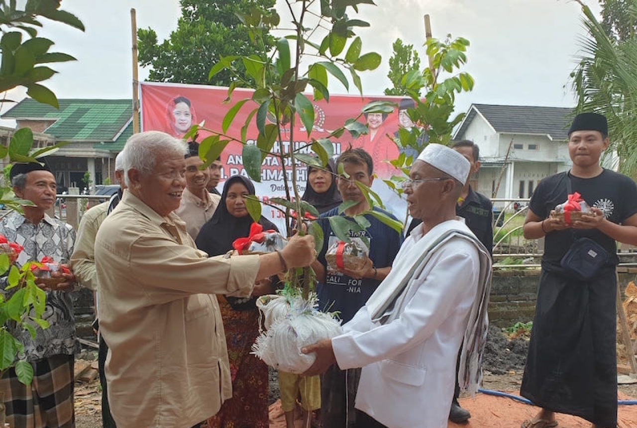 Rachmat Dorong Masjid Jadi Lokomotif Tanam Pohon Buah - GenPI.co NTB