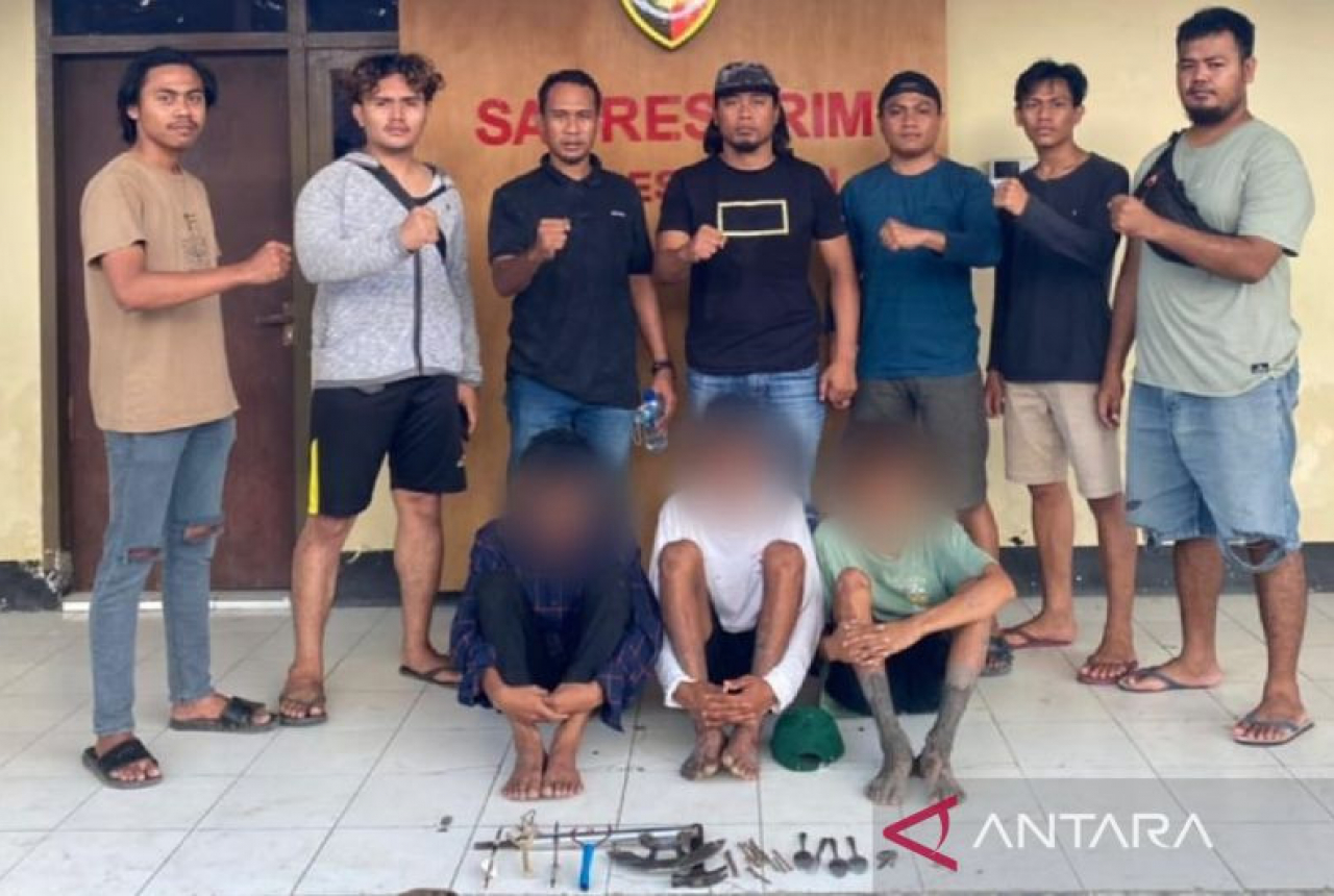 Ngeri, Tiga Pemuda Ini Ditangkap Polisi Dompu Saat Buat Senjata - GenPI.co NTB