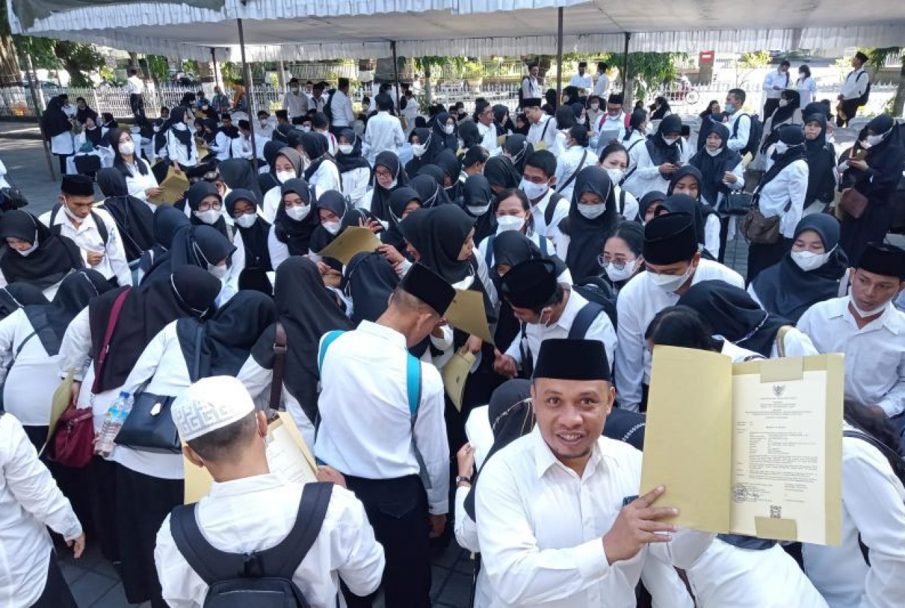 Terima SK, 475 Guru PPPK Mataram Lolos dari Penghapusan Honorer - GenPI.co NTB