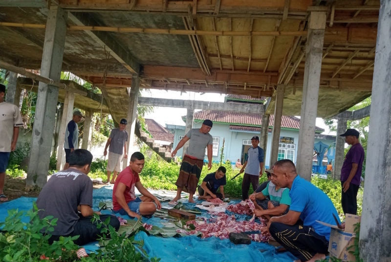 Kekompakan Warga Loteng Membagi Daging Kurban - GenPI.co NTB