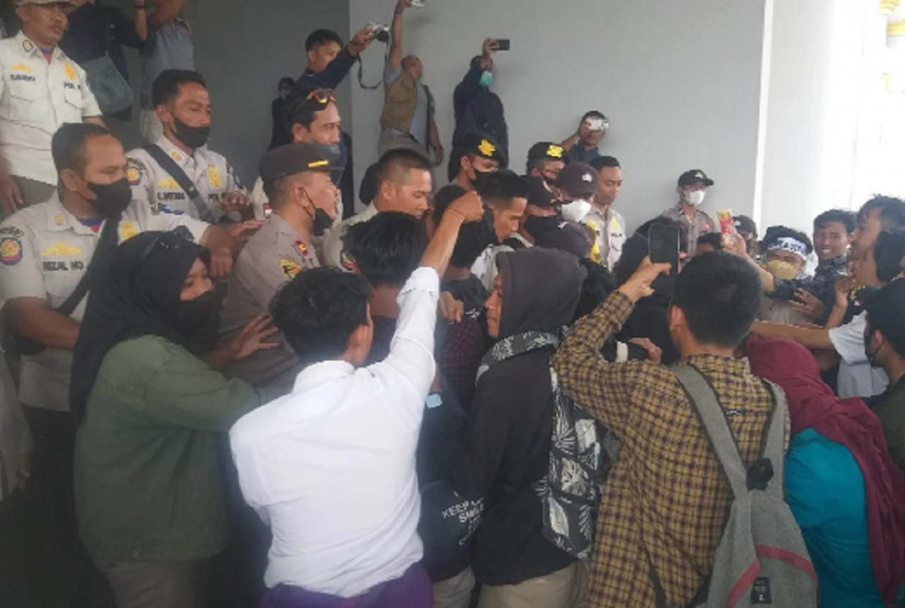 Demo di Kantor Bupati Lombok Tengah, Mahasiswa Kecewa - GenPI.co NTB