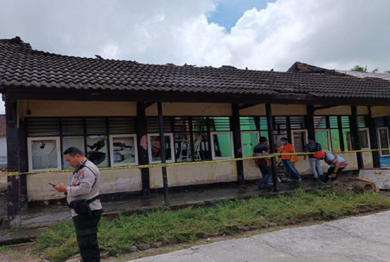 Polisi Olah TKP Kebakaran SMPN 1 Praya Barat Lombok Tengah - GenPI.co NTB