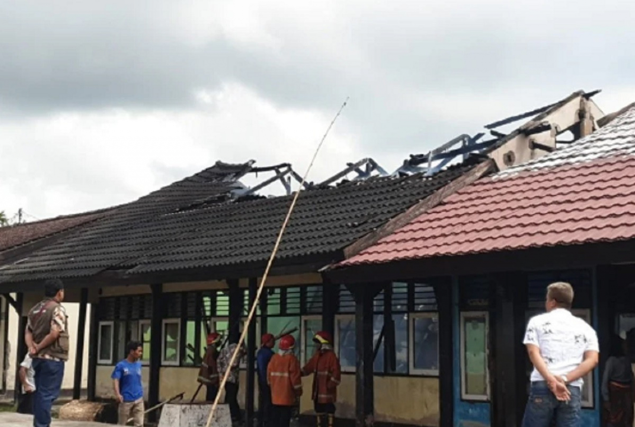 SMPN 1 Praya Barat Lombok Tengah Terbakar, 3 Ruangan Ludes - GenPI.co NTB