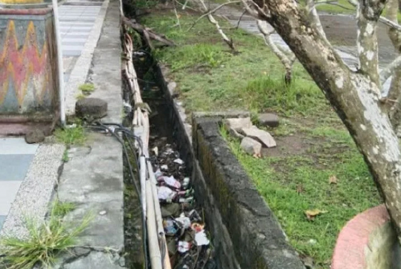 Sampah di Drainase Alun-alun Lombok Tengah Numpuk - GenPI.co NTB