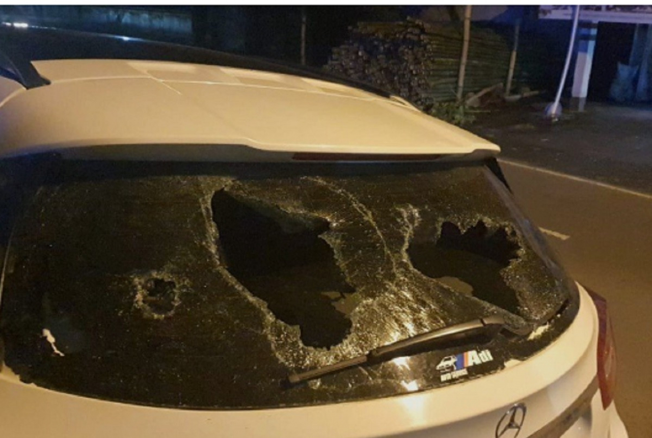 Video Aksi Pecahkan Kaca Mobil Viral, Pemilik Rugi Rp 50 Juta - GenPI.co NTB