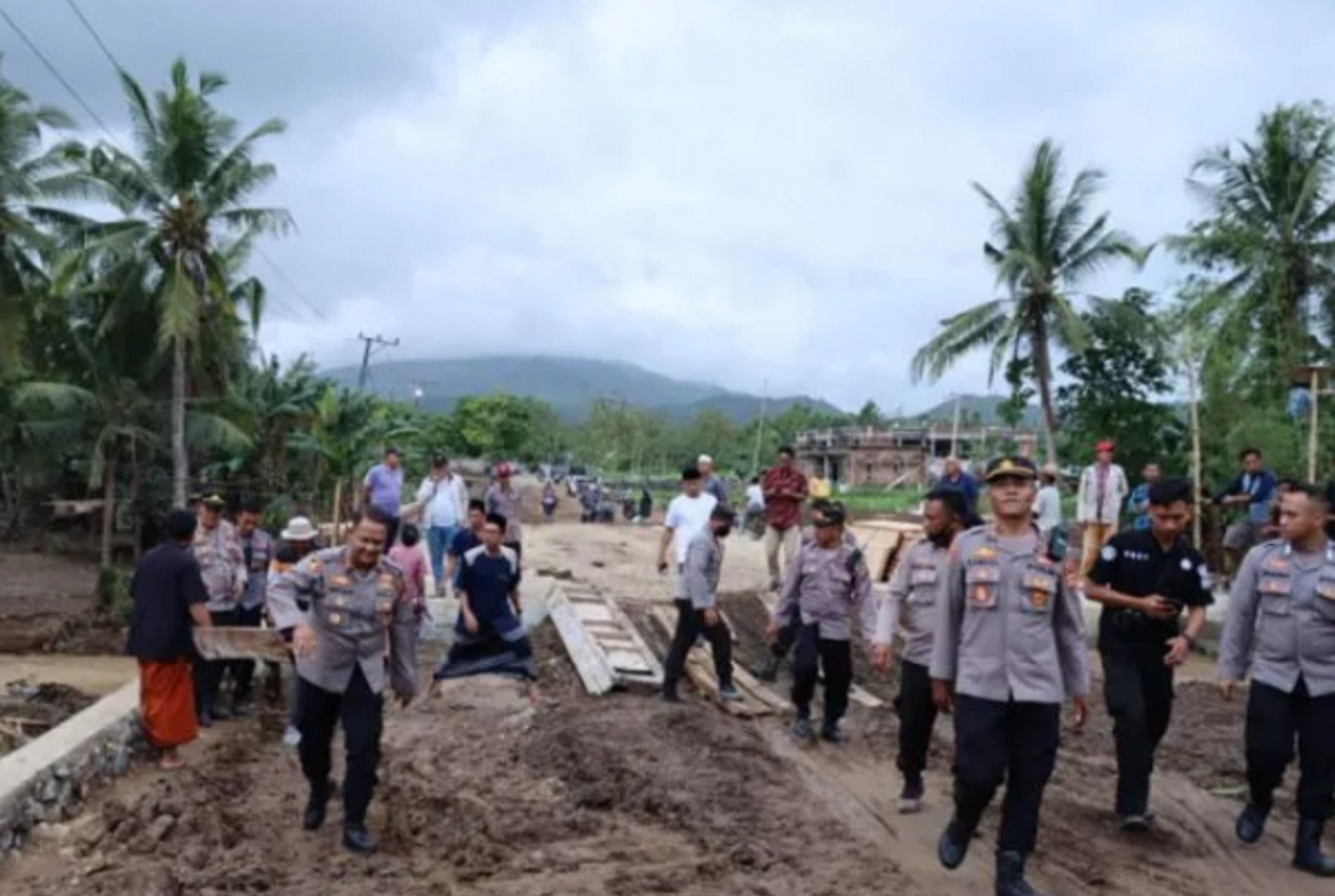 Polres Lombok Tengah Salurkan Bantuan ke Korban Banjir - GenPI.co NTB