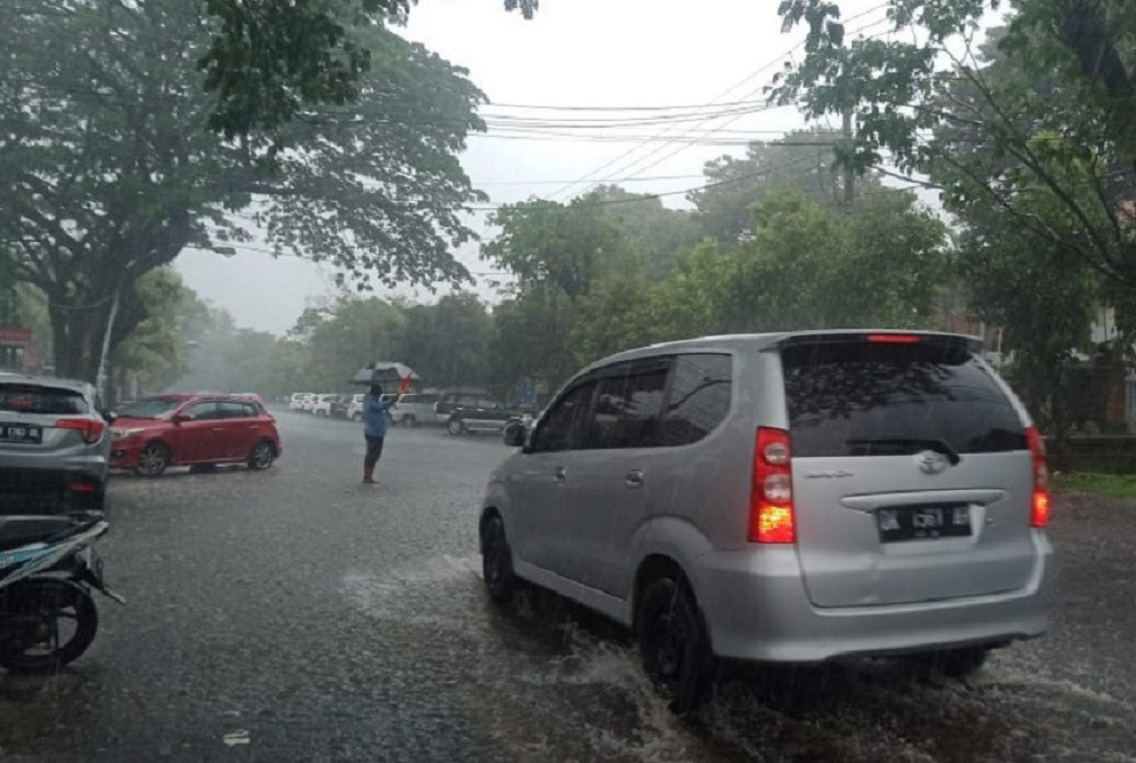 Waspada, BMKG Prediksi Mataram Diguyur Hujan Lebat - GenPI.co NTB