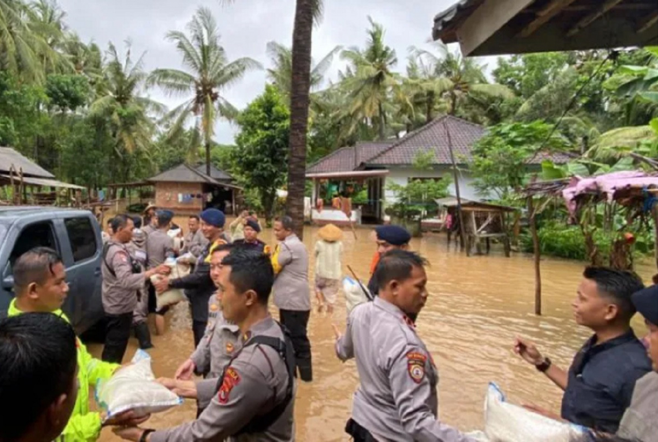 Banjir di Lombok Tengah, Kapolres Turun Beri Bantuan - GenPI.co NTB