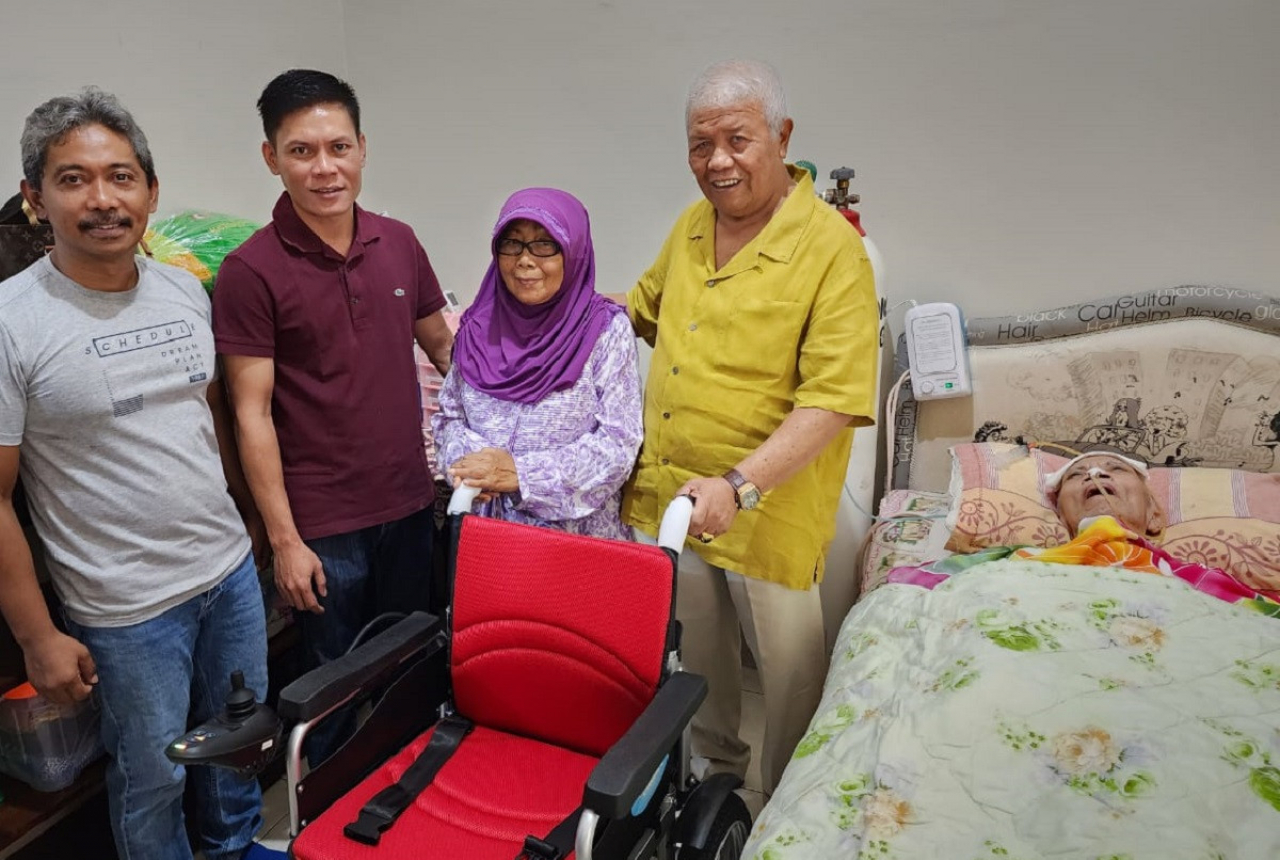 Rachmat Hidayat Beri Kursi Roda ke Guru Besar Unram - GenPI.co NTB