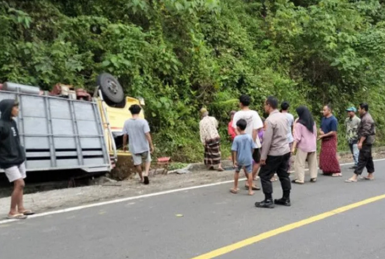 Kecelakaan Tunggal, 1 Truk Terguling di Lombok Timur - GenPI.co NTB