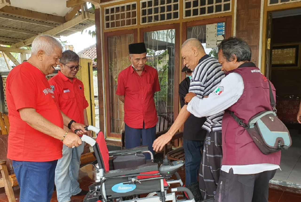 Rachmat Bantu Pensiunan ASN Kursi Roda Elektrik - GenPI.co NTB