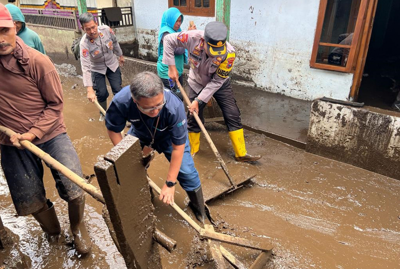 Ringankan Beban, BRI salurkan Bantuan Bagi Korban Banjir Ijen Bondowoso - GenPI.co NTB