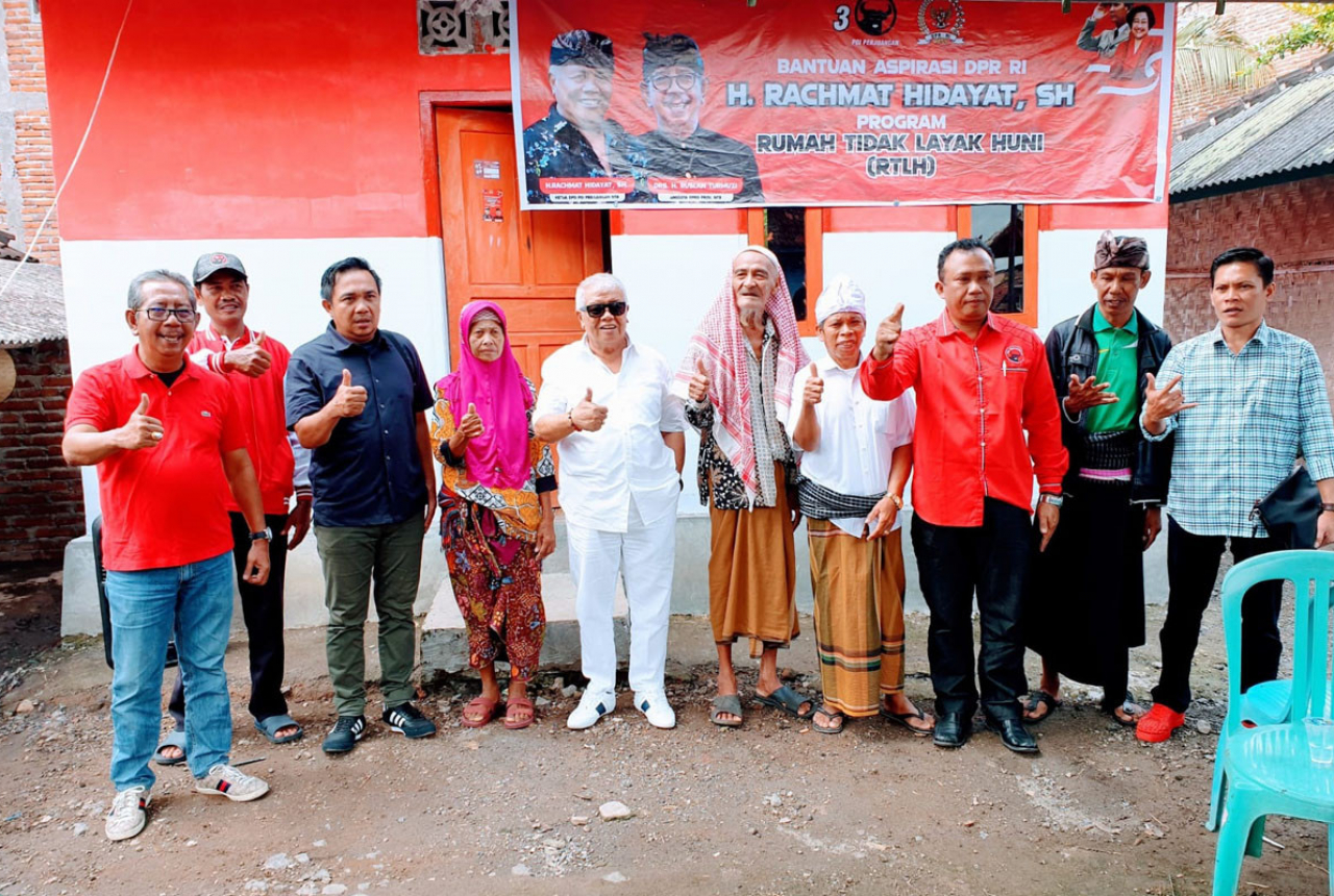 Buktikan Komitmen, Rachmat Hidayat PDIP Bantu 49 RTLH dan RKB - GenPI.co NTB
