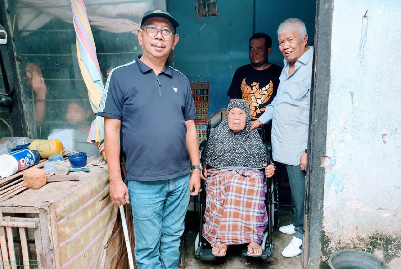 Beri Kursi Roda di Kampung Bermi, Rachmat Hidayat PDIP Ingat Masa Muda - GenPI.co NTB