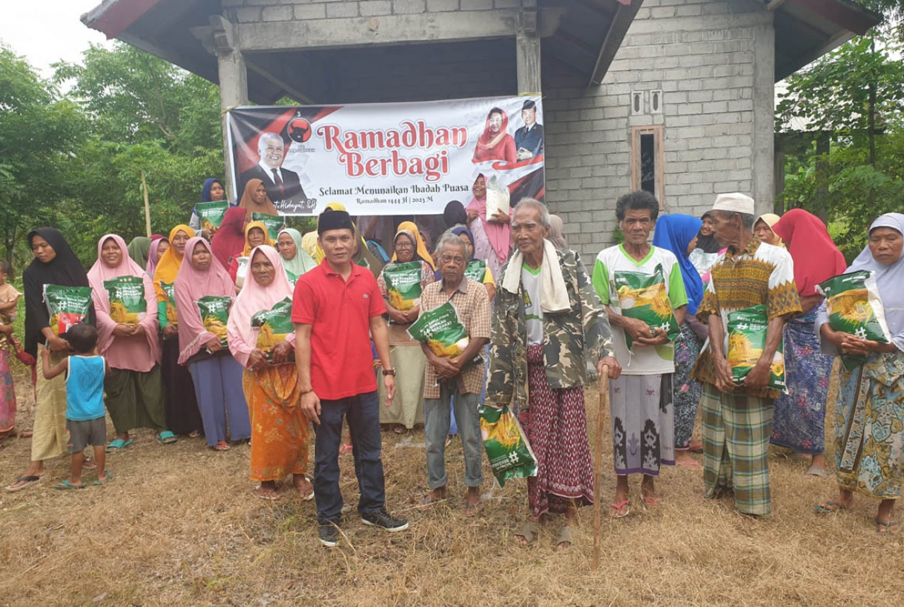 Rachmat Hidayat PDIP Bagikan 250 Sembako di Lombok Timur - GenPI.co NTB
