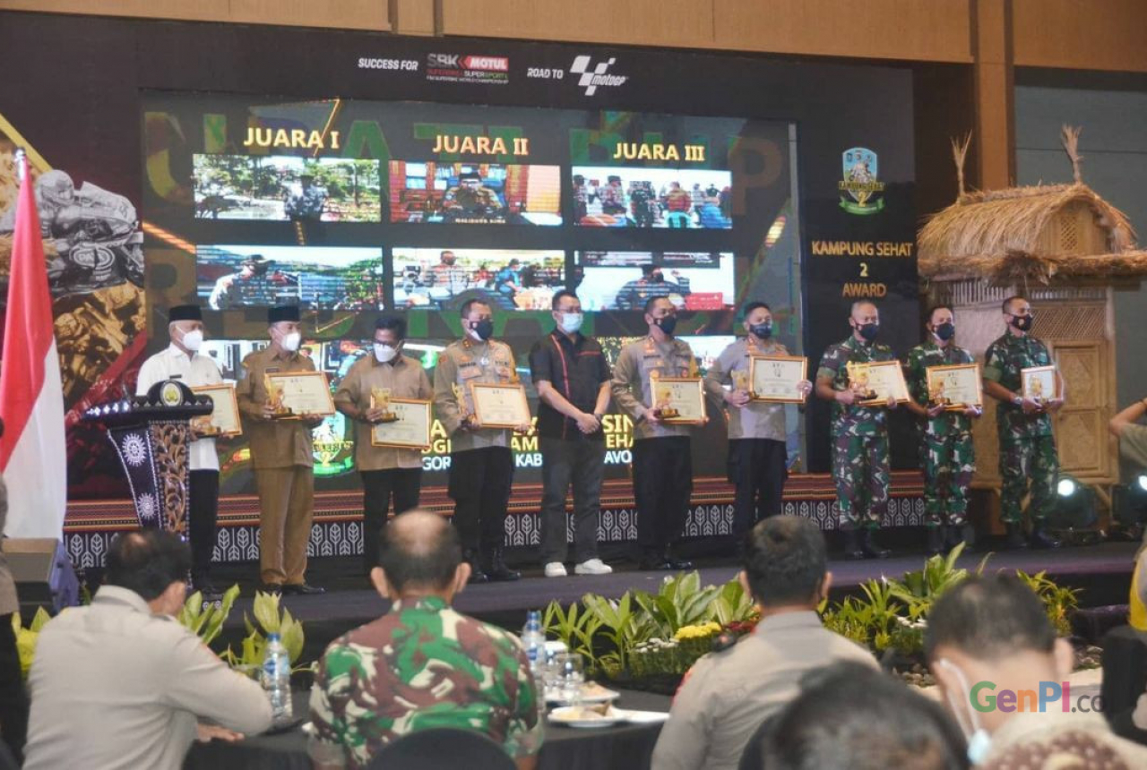 Camat Lingsar Raih Penghargaan Kampung Sehat - GenPI.co NTB