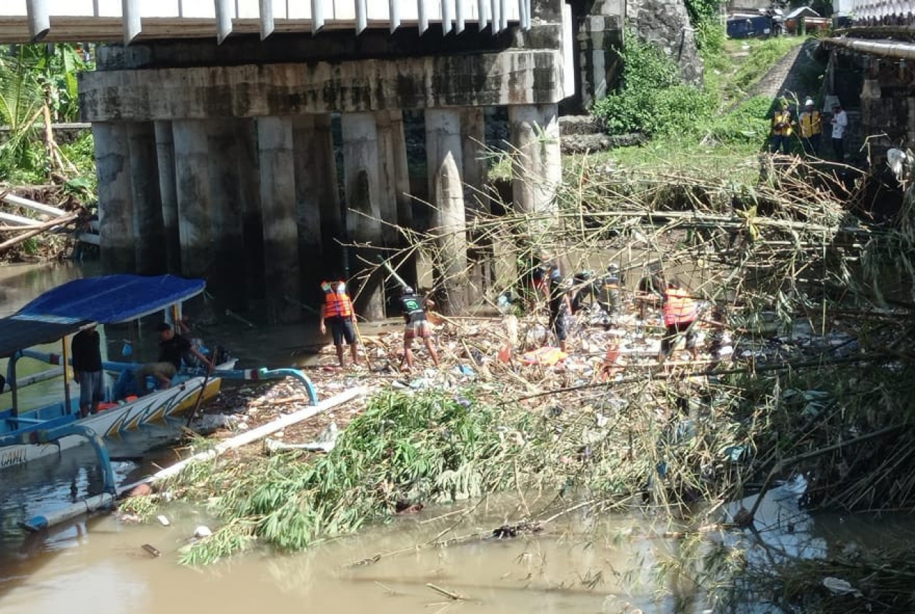 Lancarkan Aliran Sungai, BWS Terjunkan Tim - GenPI.co NTB