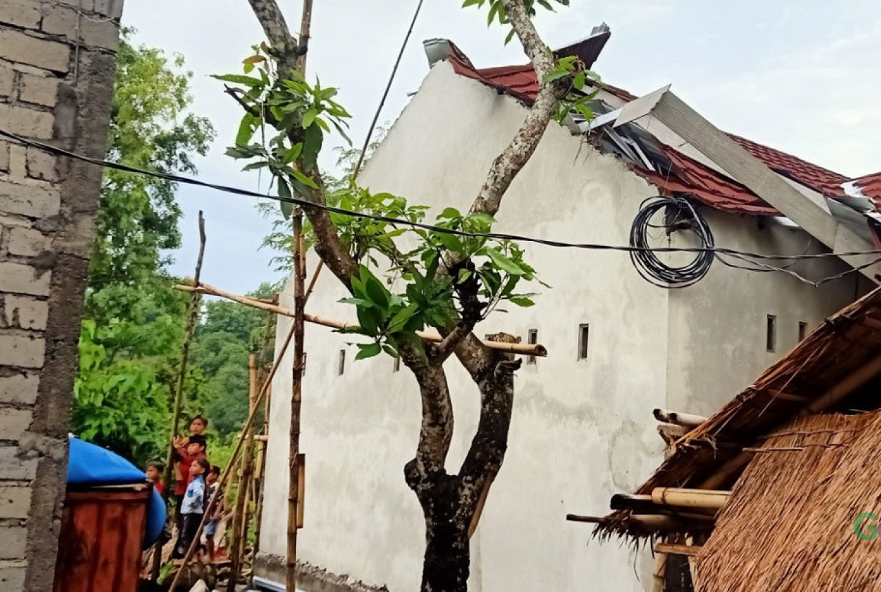 Belasan Rumah di Lombok Tengah Rusak Diterjang Puting Beliung - GenPI.co NTB