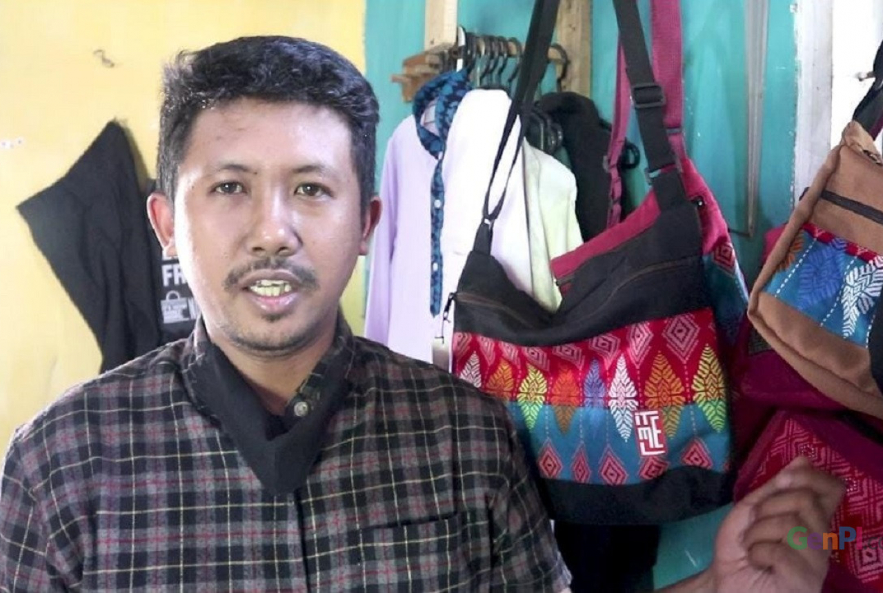 Pria Lombok Tengah ini Raup Cuan dari Jualan Tas Songket - GenPI.co NTB