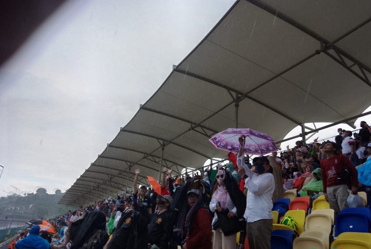 Nonton MotoGP, TGB Hujan-hujanan Bareng Ratusan Alumni Al Azhar - GenPI.co NTB