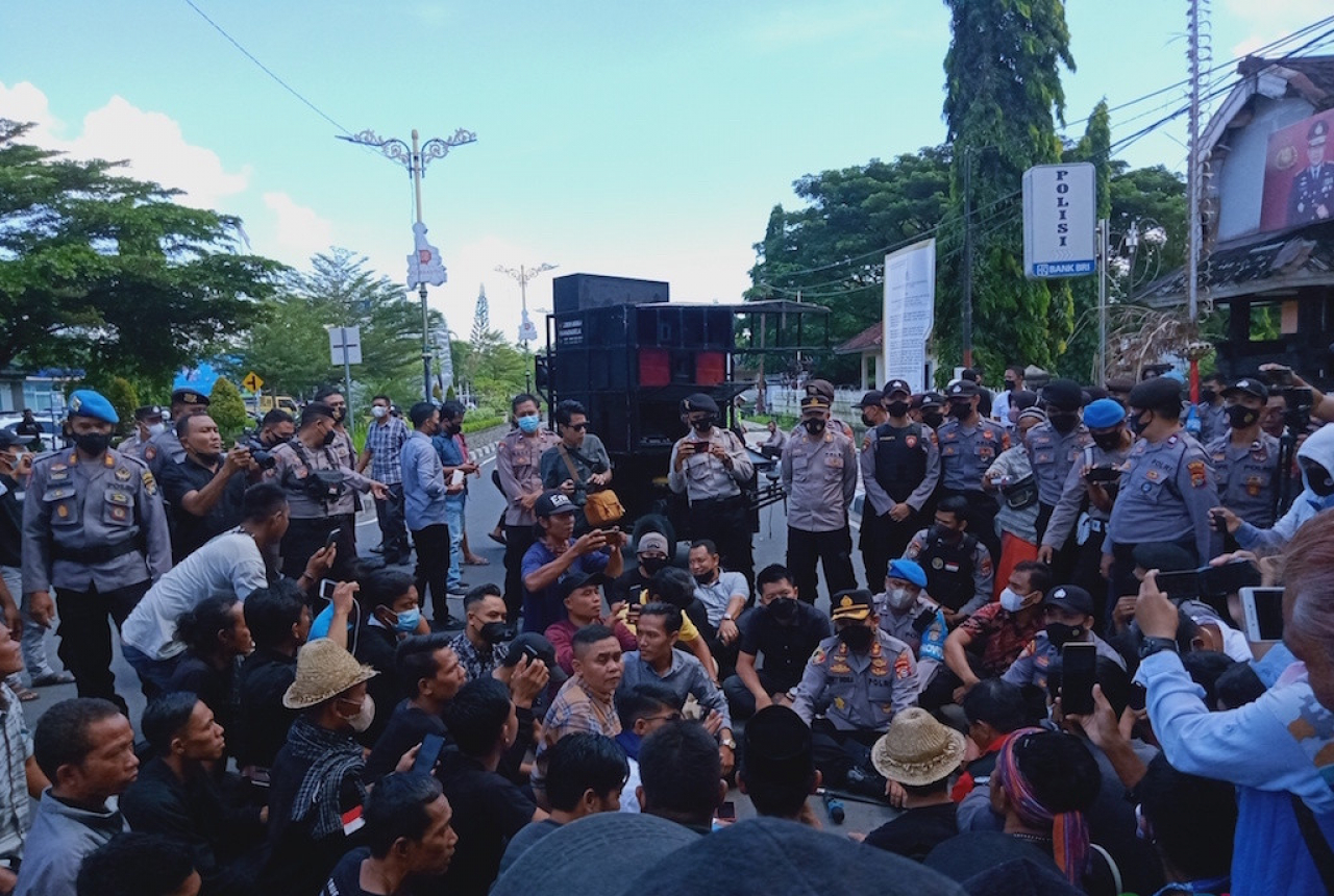 Amaq Sinta Jadi Tersangka, Puluhan Orang Gedor Polres Loteng - GenPI.co NTB