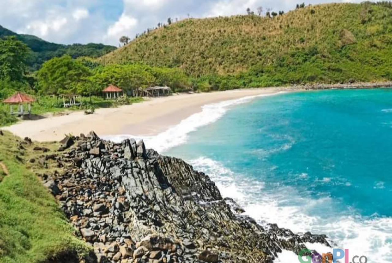 Pantai Mawi, Surganya Ombak yang Dirindukan Peselancar - GenPI.co NTB