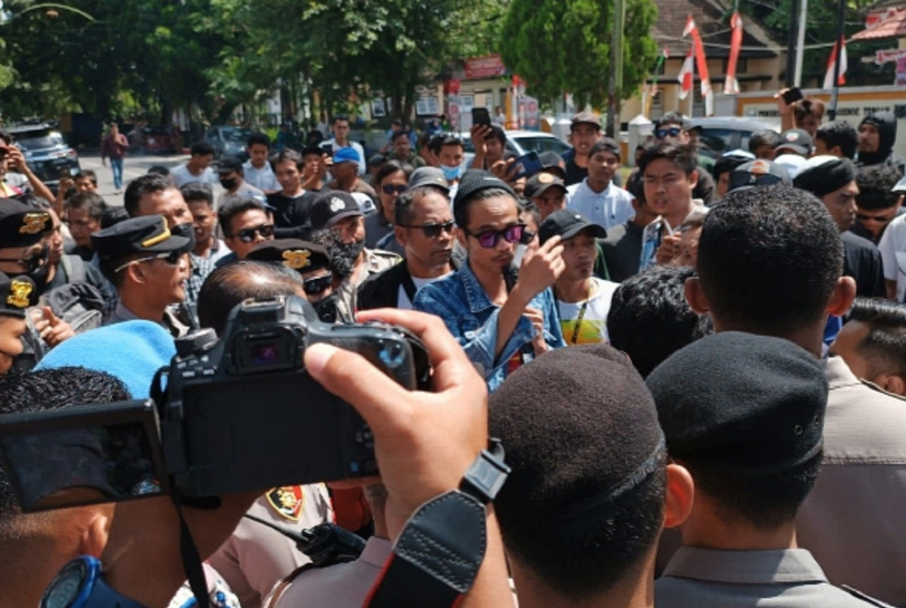 Warga Demo, Minta Pelaku Keprok Kaca Mobil Ditangkap - GenPI.co NTB