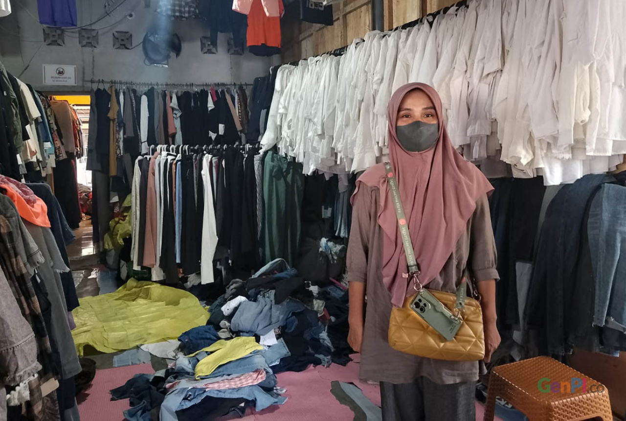 Pemerintah Larang Jual Baju Bekas Impor, Pedagang Thrifting Loteng Menjerit - GenPI.co NTB