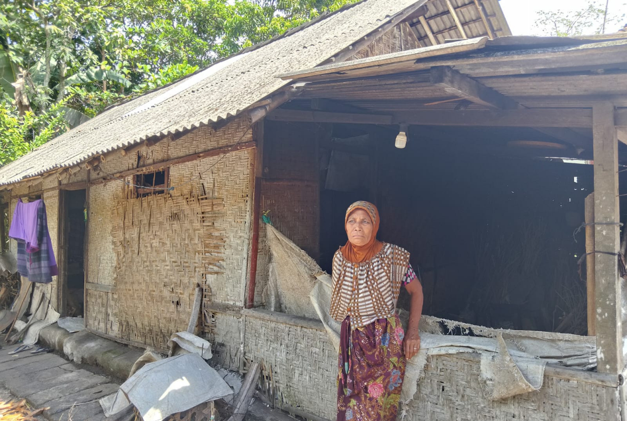 Kisah Warga Miskin di Lombok Tengah: Rumah Reyot, Cuaca Buruk Ngungsi ke Tetangga - GenPI.co NTB